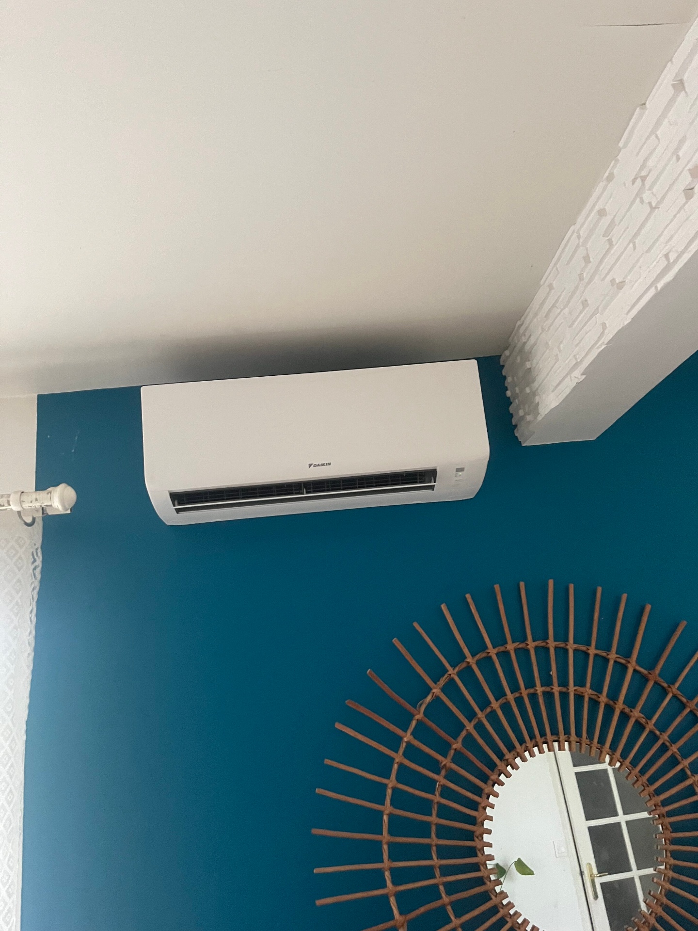 Installation Daikin mural dans salon — chantier AERO HVAC